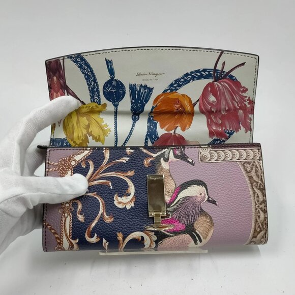 Authentic Salvatore Ferragamo Pink PVC Wallet mn208-113025 - Picture 6 of 9